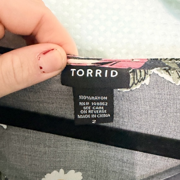 Torrid Floral Blouse Charcoal Pink Bell Sleeve V Neck Criss-Cross Flowy| Size 2x - Picture 5 of 6